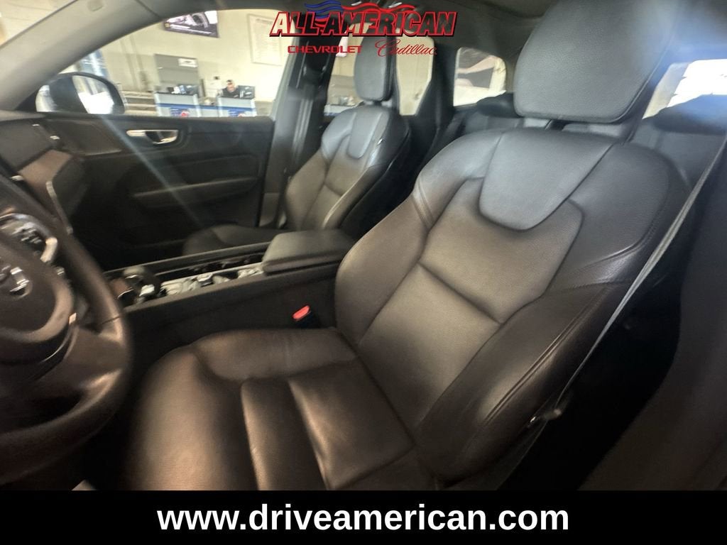 2024 Volvo XC60 Plus Dark Theme