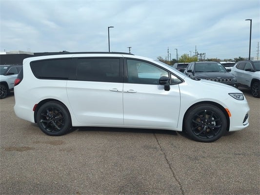 2024 Chrysler Pacifica PACIFICA LIMITED in Woodhaven, MI - Feldman Chrysler Dodge Jeep Ram Auto Group
