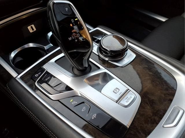 2016 BMW 750i 750i