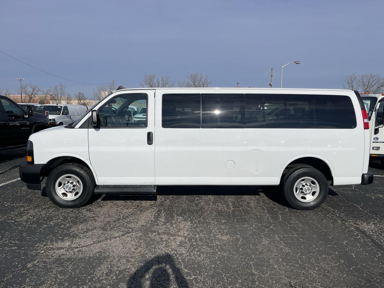 2023 Chevrolet Express Passenger 3500 1LS
