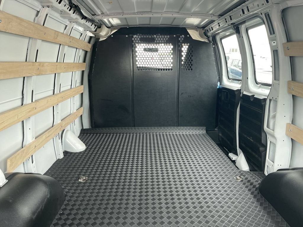 2025 Chevrolet Express Cargo WT
