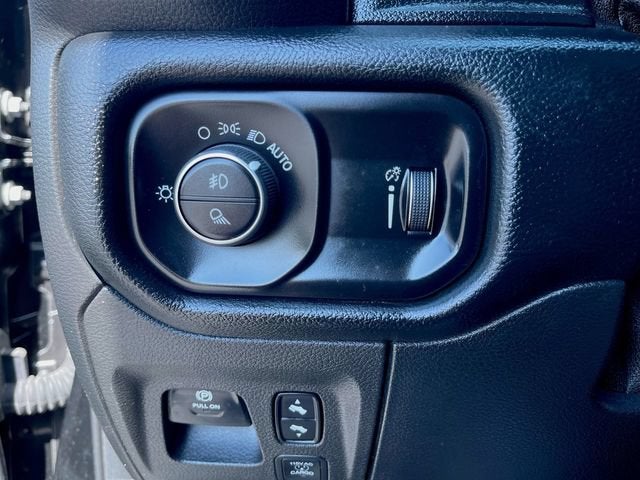 2020 RAM 1500 Big Horn Crew Cab 4x4 5'7" Box